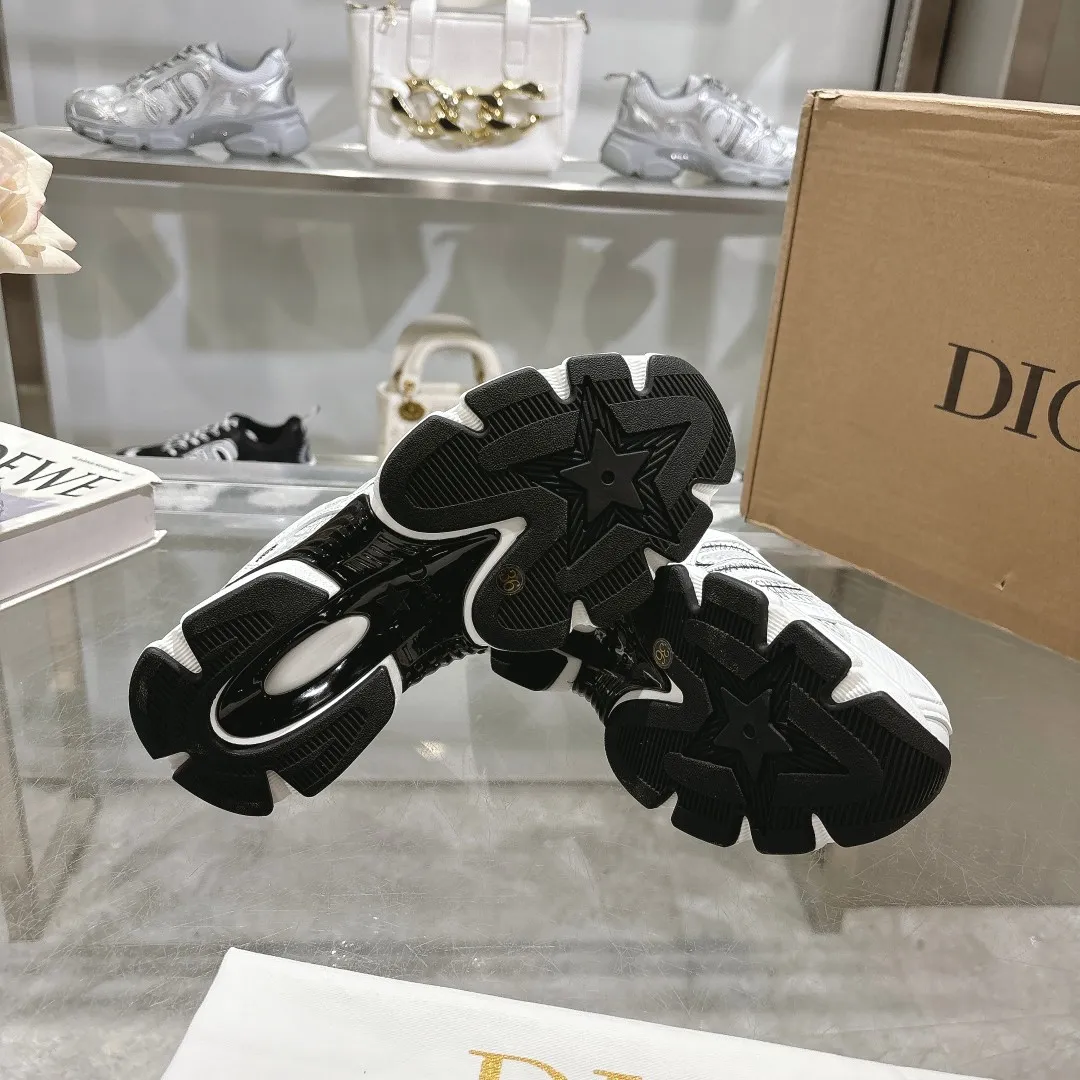 👟👟Ex-factory price 560👟👟 This Dior Chrono sneaker is a new product of the 2024 autumn ready-to-wear series, reinterpreting running shoes with Dior's high-end style. White mesh fabric is paired with nude and silver-toned laminated leather-effect panels, as well as CD logos on the sides, a star patch on the tongue and a Dior logo on the heel. Featuring tri-color laces, a lightweight sole and star embellishments for a casual look all year round. ✅Size: 35-40 ✅Packaging: With counter packaging and Dior outer box